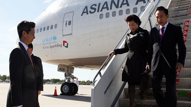 유엔총회와 G20 금융정상회의 참석차 미국을 방문한 이명박 대통령 내외가 20일 오후(현지시간) 뉴욕 JFK공항에 도착해 비행기에서 내려오고 있다. (2009.9.21)