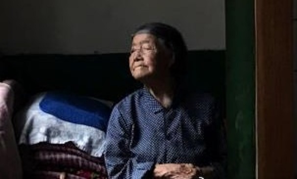 【서울=뉴시스】 지난 28일 91세 고령의 중국 일본군 위안부 피해자 하오웨롄(郝月連) 할머니가 산시성 타이위엔(太原)시 칭쉬(淸徐)현에 있는 자신의 집에서 숨을 거두면서 중국의 공식 등록된 위안부 생존자는 14명을 줄었다. 하오 할머니의 생전 모습. <사진출처: 중국신원왕> 2018.09.30