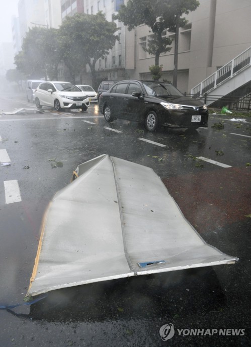 도로에 나뒹구는 낙하물 (오키나와 교도=연합뉴스) 초강력 태풍 '짜미'의 영향으로 일본 서남단 오키나와(沖繩)현 나하(那覇)시에 29일 폭우를 동반한 강풍이 불며 건물에서 떨어진 낙하물들이 거리에 나뒹굴고 있다.