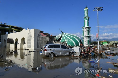 30일 술라웨시 섬 팔루의 붕괴된 이슬람 사원 (AFP=연합뉴스)