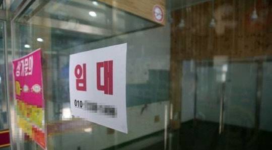 세종시의 한 상가 건물 내 공실에 임차인을 구하는 안내문이 붙어 있다<연합뉴스>