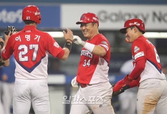 최형우가 9월 19일 대구 삼성전 9회 초 2사 후 동점 만루홈런을 때려낸 뒤 동료들의 축하를 받고 있다. 사진=KIA 타이거즈 제공