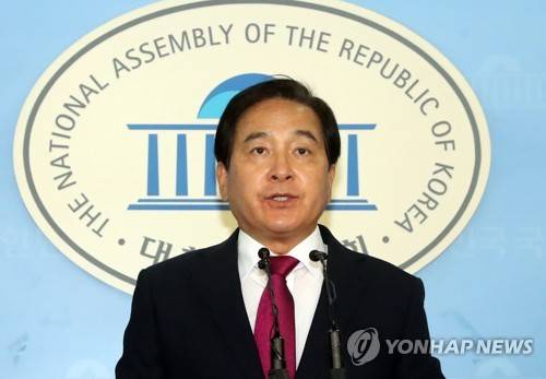 기자회견 하는 심재철 의원 (서울=연합뉴스) 최재구 기자 = 자유한국당 심재철 의원이 30일 국회 정론관에서 청와대 업무추진비와 관련한 기자회견을 하고 있다. 2018.9.30 jjaeck9@yna.co.kr (끝)