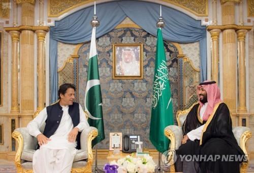 9월19일 사우디를 방문한 임란 칸 파키스탄 총리가 무함마드 빈살만 사우디 왕세자와 환담하고 있다.[AP=연합뉴스]