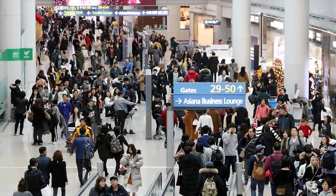 지난달 29일 인천공항 출국장 면세점 구역이 출국하는 여행객들로 붐비고 있다. (사진=연합뉴스)