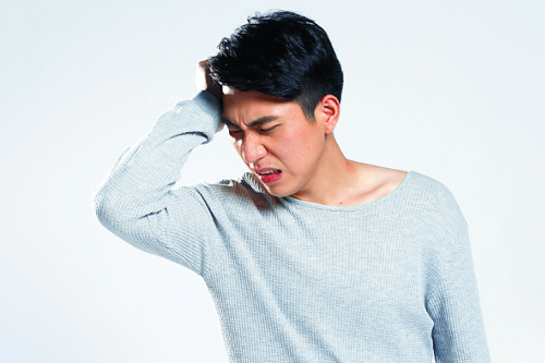 군발 두통은 두통 유형 가운데 통증 강도가 제일 세다. 환자들은 ‘머릿속이 불에 타는 것 같다’ ‘송곳으로 머리를 찌르는 것 같다’는 증상을 주로 호소한다. 사진=게티이미지