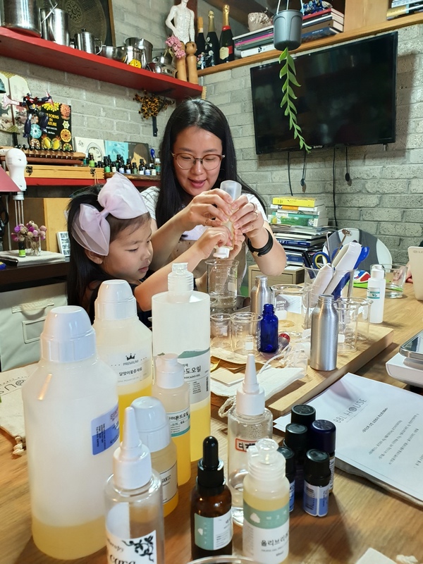 비건 화장품 디아이와이(DIY) 체험 공간 ‘비비엘하우스’에서 김아람씨와 그의 딸이 비건 화장품을 만들고 있다. 김포그니 기자