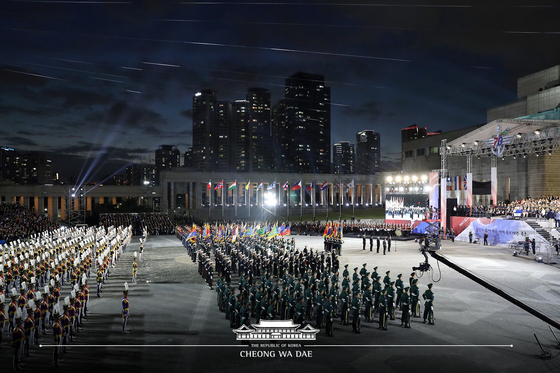 지난 1일 서울 용산구 전쟁기념관 평화의 광장에서 제70주년 국군의 날 기념식이 진행되고 있다. [청와대 페이스북=뉴스1]
