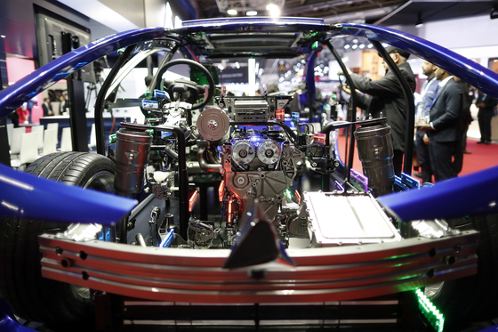 일본의 자동차부품 회사인 아이신 세이키가 만든 자동차 내부 프레임이 2일 파리모터쇼에 전시되어 있다.[EPA=연합뉴스]