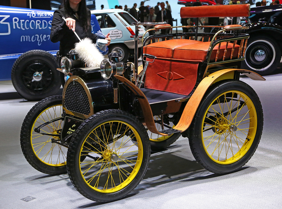 120년 전 등장한 최초의 르노 자동차가 2일 파리모터쇼에 전시되어 있다. 세계 최초의 모터쇼인 파리모터쇼는 1898년 처음 시작됐다.[UPI=연합뉴스]