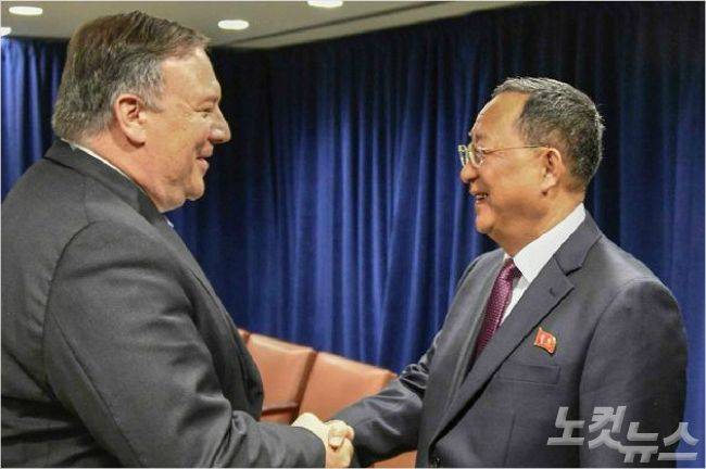 마이크 폼페이오 미 국무장관과 리용호 북한 외무상 (사진=마이크 폼페이오 미 국무장관 트위터/ Twitter)