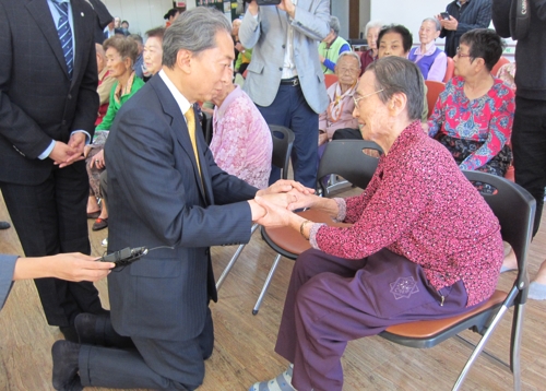 원폭 피해자 만나 위로하는 하토야마 전 일본 총리(왼쪽)