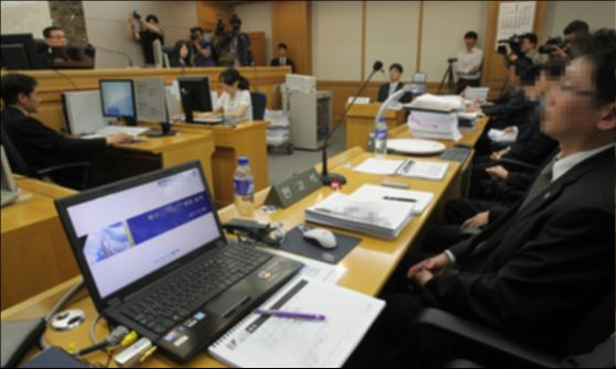 민사전자소송이 전면 시행된 이후 서울 신정동 남부지방법원에서 최초로 전자소송이 열렸다. 증거자료를 스크린에 보여주는 실물화상기가 변호인 석에 설치되어 있다.[중앙포토]