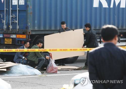 붉은불개미 발견된 컨테이너 조사하는 관계자들 (안산=연합뉴스) 홍기원 기자 = 8일 오후 경기도 안산시 단원구 반월공단 소재 스팀청소기 전문 제작 업체 물류창고에서 관계자들이 붉은불개미 1천여 마리가 발견된 컨테이너를 조사하고 있다. xanadu@yna.co.kr (끝)