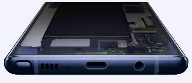 삼성전자 노트9 하단부. 가운데 USB-C 타입 포트 오른쪽으로 이어폰잭이 달려 있다.(출처: 삼성전자 홈페이지)