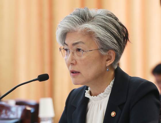 강경화 외교장관이 10일 서울 종로구 정부서울청사에서 열린 외교통일위원회 외교부, 한국국제협력단, 한국국제교류재단, 재외동포재단, 한·아프리카재단에 대한 국정감사에서 의원들의 질의에 답변하고 있다. 2018.10.10/뉴스1 <저작권자 © 뉴스1코리아, 무단전재 및 재배포 금지>