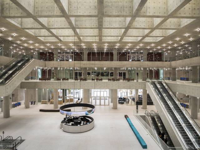 저층부의 아트리움은 노출 콘크리트로 마감해 간결하고 강한 디테일을 살렸다.