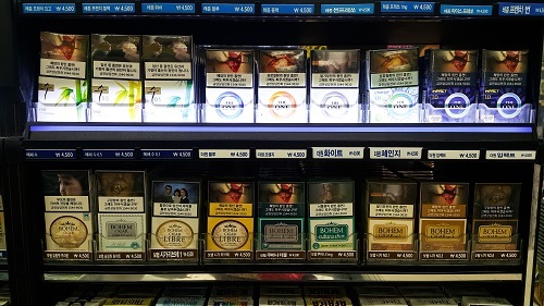 우리는 물건을 사면서 무심코 노출되는 담배광고를 아무렇지 않게 생각할 수 있지만 이는 담배에 대한 친숙함과 호기심을 심어준다. 사진출처 : 셔터스톡