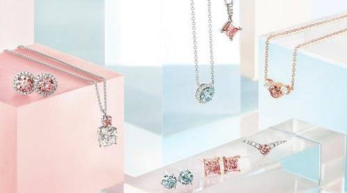 드비어스의 인공 다이아몬드 브랜드 라이트박스에서 선보인 다이아몬드 제품. 다이아몬드 귀걸이, 목걸이 등의 가격대는 180~900달러선이다. / 드비어스 제공