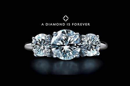 다이아몬드는 순수 탄소 결정체이자 지구상에서 가장 경도 높은 광물이다. 영롱한 광채 덕분에 ‘영원한 사랑’을 상징하기도 한다. 사진은 드비어스의 ‘다이아몬드는 영원하다’ 광고. / 드비어스 제공
