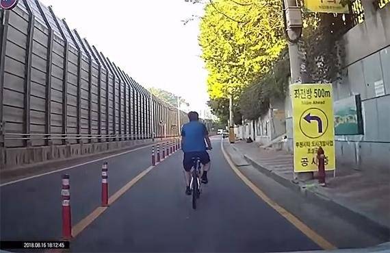 지난 8월 온라인 커뮤니티에 '도로에서 자전거로 길 막는 무개념 아저씨를 만났다'는 글과 함께 영상이 올라와 논란이었다. 해당영상은 왕복 1차선도로에서 차선 한 가운데를 자전거로 유유히 달리는 남성의 모습이 보였다. 글쓴이는 경적을 울려 비켜주기를 바랐지만 영상 속 남성은 꿈쩍도 하지 않는다. 심지어 도로 한가운데 멈춰서 휴식을 취하기도 한다. 결국 뒤차들까지 밀려 교통 체증이 유발됐다./출처=보배드림