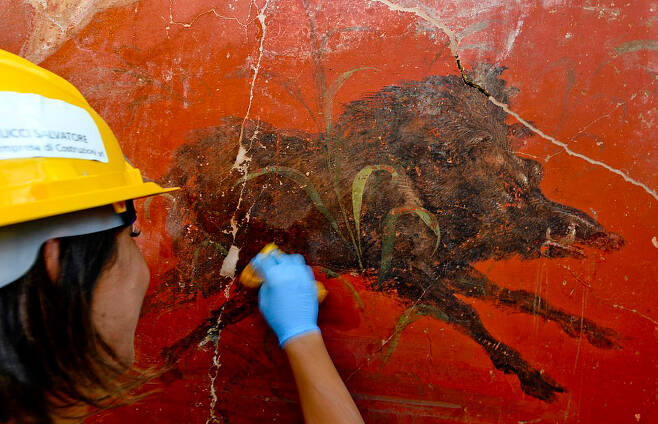 고대 신전 발굴 과정 중 드러난 외벽과 벽화