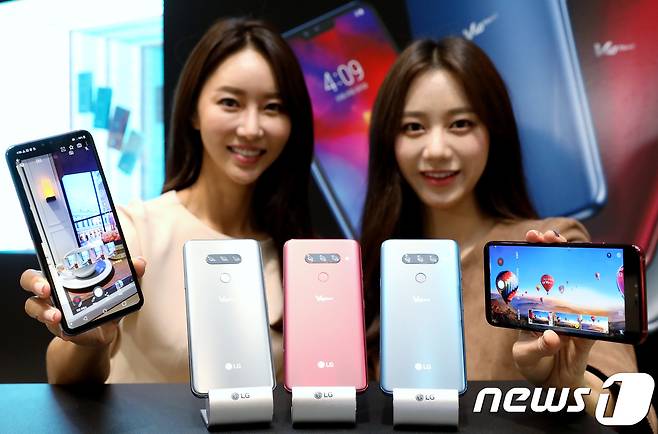 4일 오전 서울 강서구 마곡 LG싸이언스파크에서 모델들이 5개의 카메라를 장착한 전략 스마트폰 LG V40 ThinQ를 소개하고 있다. 2018.10.4/뉴스1 © News1 박정호 기자