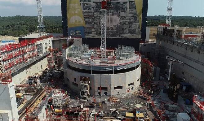 올해 8월 국제핵융합실험로(ITER) 본관 건설 현장. 가운데 원통형 건물이 핵융합로(토카막)가 설치될 공간이다. 그 뒤쪽의 높은 건물이 메인 조립동이다. - ITER 국제본부 제공