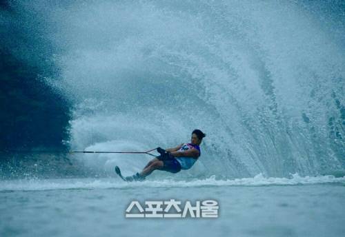 한국 수상스키 슬라롬 종목의 간판 스타 장태호가 시원하게 물살을 가르고 있다. 제공 | 장태호