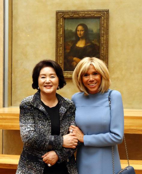 ‘모나리자’ 앞에 선 한-프 정상부인 - 문재인 대통령 부인 김정숙 여사가 15일 오전 (현지시간) 에마뉘엘 마크롱 대통령의 부인인 브리지트 마크롱 여사와 프랑스 파리 루브르 박물관을 방문, 모나리자 앞에서 기념촬영을 하고 있다. 2018.10.15 연합뉴스 ‘모나리자’ 앞에 선 한-프 정상부인 - 문재인 대통령 부인 김정숙 여사가 15일 오전 (현지시간) 에마뉘엘 마크롱 대통령의 부인인 브리지트 마크롱 여사와 프랑스 파리 루브르 박물관을 방문, 모나리자 앞에서 기념촬영을 하고 있다. 2018.10.15 연합뉴스