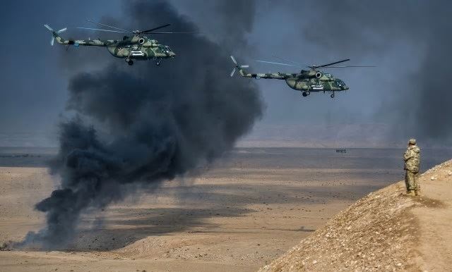 지난해 11월 러시아 헬기가 타지키스탄과의 연합 군사훈련에 참가해 가상의 적진 속으로 침투하고 있다. AP 연합뉴스