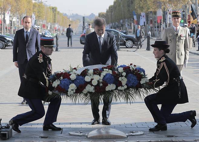 프랑스를 국빈방문 중인 문재인 대통령이 15일 오후(현지시간) 파리 개선문 광장에서 열린 공식환영식에서 무명용사의 묘에 헌화하고 있다. [연합뉴스]