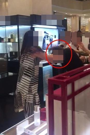 지난 7월 5일 신세계백화점 경기점에서 직원의 머리를 잡고 화장품을 던지는 등 폭행을 한 혐의로 한 40대 여성이 입건됐다. [연합뉴스]