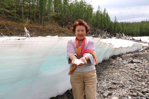 톰토르에는 한여름임에도 미처 녹지 못한 얼음이 그대로 남아있다.