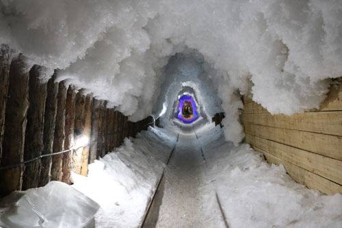 톰토르 오이먀콘 얼음동굴. 산 중턱에 동굴을 뚫어 관광객들을 위한 얼음조각들을 전시해 놓고 있다.