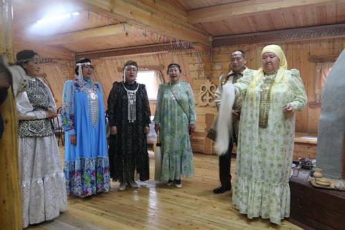 야쿠트 전통복장을 입은 오이먀콘 주민들이 주술적 제례를 진행하고 있다.