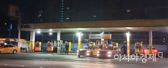 카카오의 카풀사업 진출에 반대하는 전국 택시업계 종사자들이 '24시간' 운행중단에 나서기로 한 18일 오전 서울 은평구의 한 가스 충전소에 영업 준비를 하는 택시들이 줄을 잇고 있다. 유병돈 기자