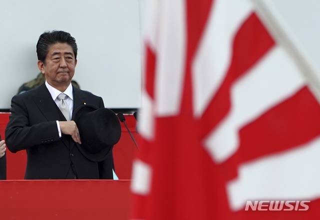 【서울=뉴시스】아베 신조(安倍晋三) 일본 총리가 지난 14일 자위대의 날을 맞아 도쿄 북쪽 아사카(朝霞) 육상자위대 훈련장에서 관열식을 갖고 있다. 아베 총리는 이날 훈시에서 "모든 자위대원이 자부심을 갖고 임무를 완수할 수 있는 여건을 마련하는 것이 정치인의 책임"이라며 헌법 개정에서 자위대를 명기하는 것에 대해 거듭 의욕을 나타냈다. 2018.10.18.