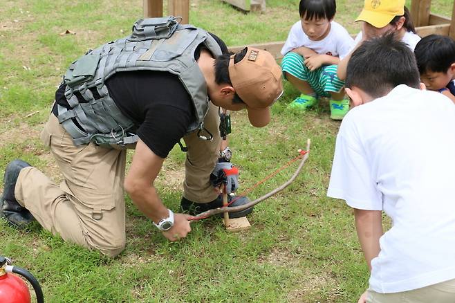 김종도씨가 어린 아이들에게 나무로 불 피우는 방법을 시연하고 있다. 김종도 제공