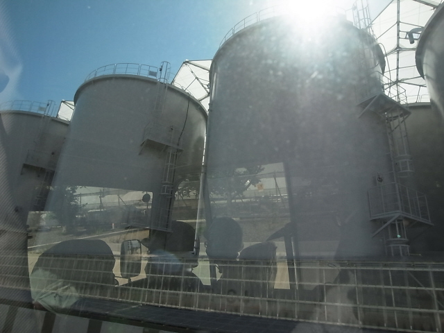후쿠시마제1원전 부지 내에 늘어서 있는 오염수 보관용 물탱크들의 모습. 삼중수소를 제외한 다른 방사성 물질을 제거한 오염수를 보관하는 용도다. 후쿠시마원전 내에 900개 이상이 있다. 후쿠시마원전 공동 취재단.