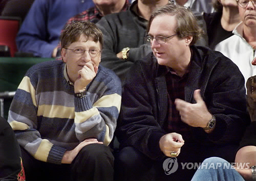 지난 2003년 3월 미국프로농구(NBA) 경기장 찾은 빌 게이츠와 폴 앨런 [로이터=연합뉴스 자료사진]