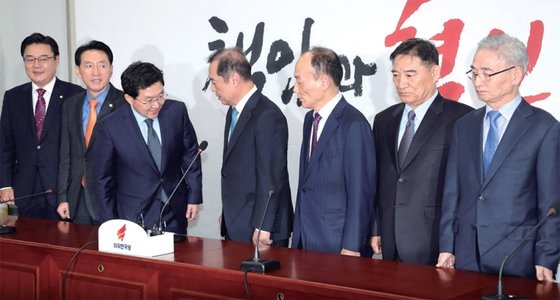 자유한국당 김병준 비상대책위원장과 조직강화특위 위원들이 10월 11일 국회 본청 회의실에서 자리를 함께했다.
