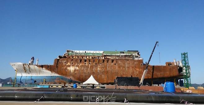 ▲ 목포시 유달동 목포신항에 거치된 세월호를 19일 좌현에서 바라본 모습. 사진=김예리 기자