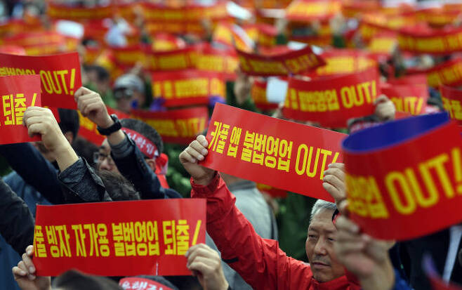 카카오의 카풀 서비스에 반대하는 전국 택시산업 종사자들이 18일 서울 광화문 광장에서 택시 생존권 사수 결의대회를 열었다. 집회 참가자들이 카풀 서비스에 반대하는 내용의 피켓을 들고 구호를 외치고 있다.