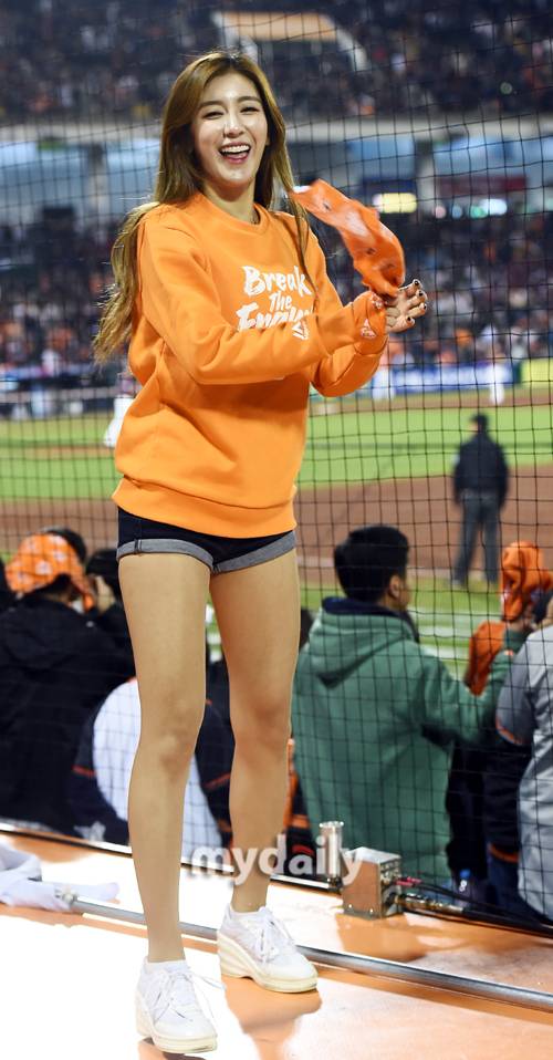 ▲ 치어리더 김연정 '늘씬한 다리라인'