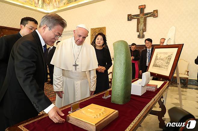 문재인 대통령이 18일 오후(현지시간) 바티칸 교황청을 방문해 프란치스코 교황과 면담을 마친 후 준비한 선물에 대해 설명하고 있다.(청와대 제공) 2018.10.19/뉴스1