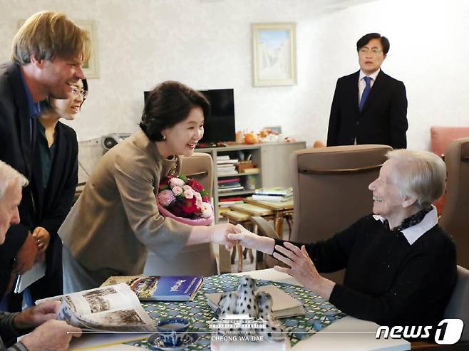 문재인 대통령 부인 김정숙 여사가 지난 10월19일 오전(현지시간) 벨기에 루벤 '드 윈거드' 치매요양시설을 방문해 어르신과 악수하고 있다. (청와대 페이스북) 2018.10.19/뉴스1