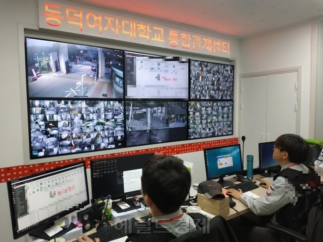 동덕여자대학교 통합관제센터 내부에서 직원들이 CCTV를 통해 교내 보안을 확인하고 있는 모습. [사진=김성우 기자/zzz@heraldcorp.com]