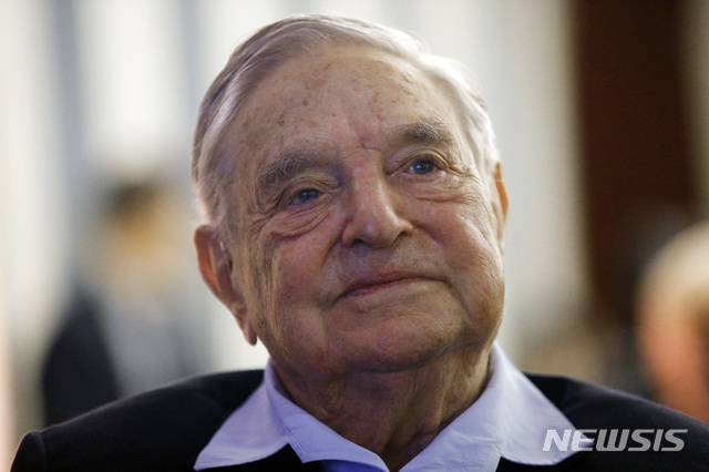 【뉴욕=AP/뉴시스】 세계적인 헤지펀드 회사인 '퀀텀 펀드'의 창립자 조지 소로스의 뉴욕 자택에서 22일(현지시간) 폭발물이 발견됐다. 뉴욕 경찰 당국에 따르면 폭발물을 발견한 소로스의 직원은 이날 3시45분께 해당 내용을 경찰에 신고했다. 2018.10.23.