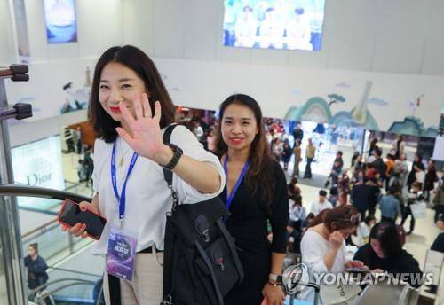 반갑습니다! 단체 유커 (서울=연합뉴스) 진성철 기자 = 한한령 이후 최대규모인 중국인 단체 유커로 800여명이 한국을 찾은 중국 '한아화장품' 임직원 단체 관광객들이 23일 오후 서울 장충동 신라면세점을 방문하며 손흔들어 반갑게 인사하고 있다. 2018.10.23 zjin@yna.co.kr (끝)